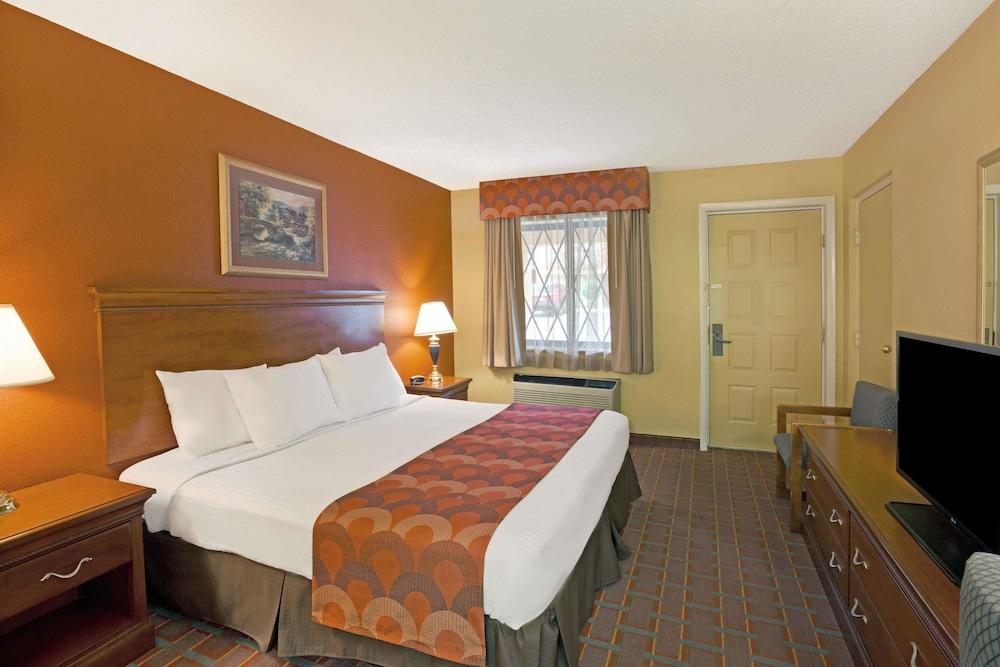 Готель Super 8 By Wyndham Downtown Gatlinburg At Convention Center Екстер'єр фото