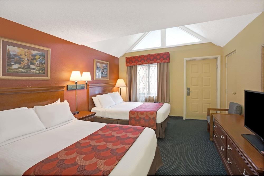 Готель Super 8 By Wyndham Downtown Gatlinburg At Convention Center Екстер'єр фото