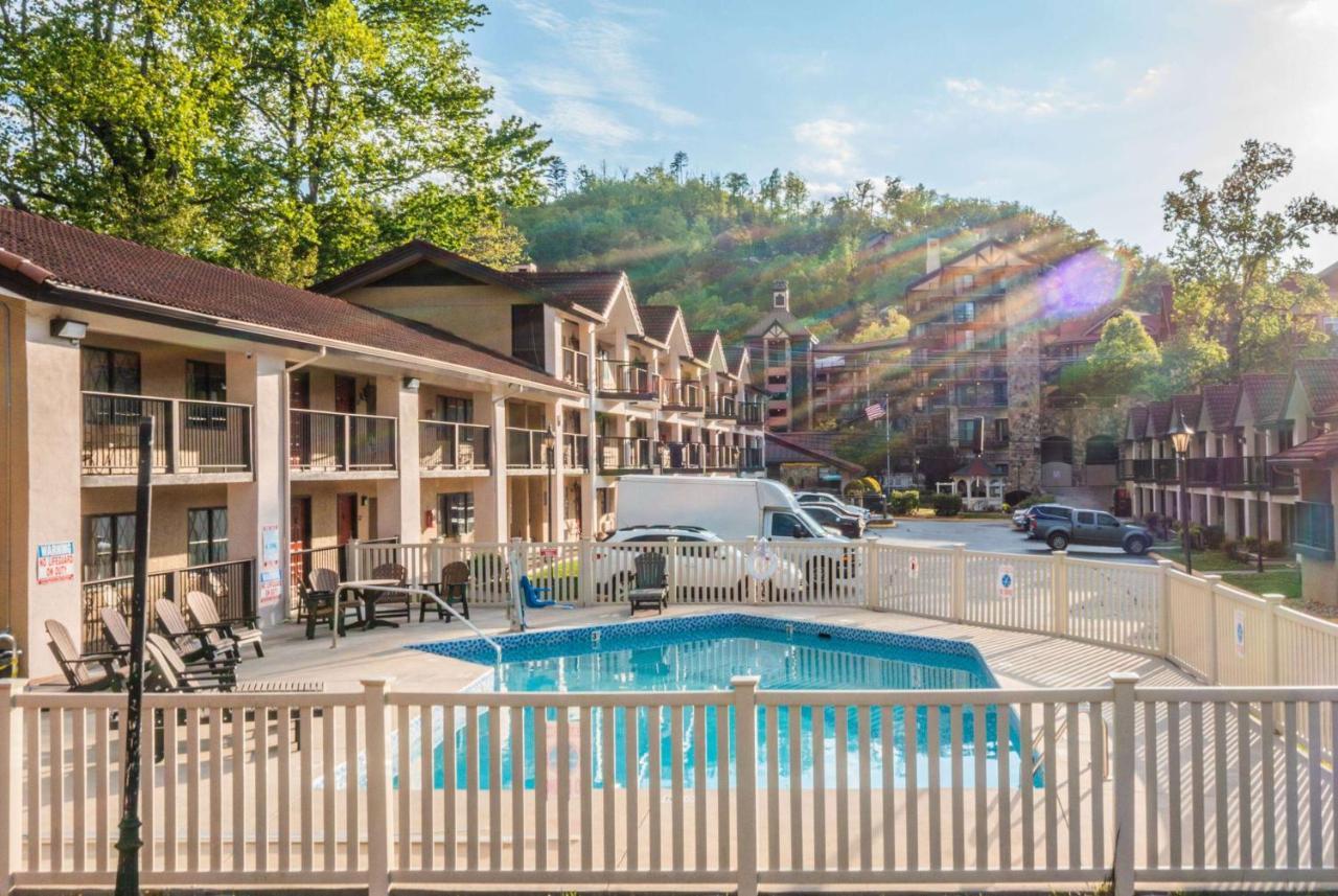 Готель Super 8 By Wyndham Downtown Gatlinburg At Convention Center Екстер'єр фото
