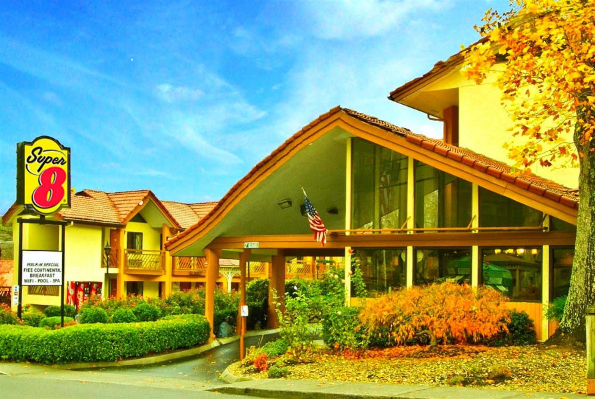 Готель Super 8 By Wyndham Downtown Gatlinburg At Convention Center Екстер'єр фото